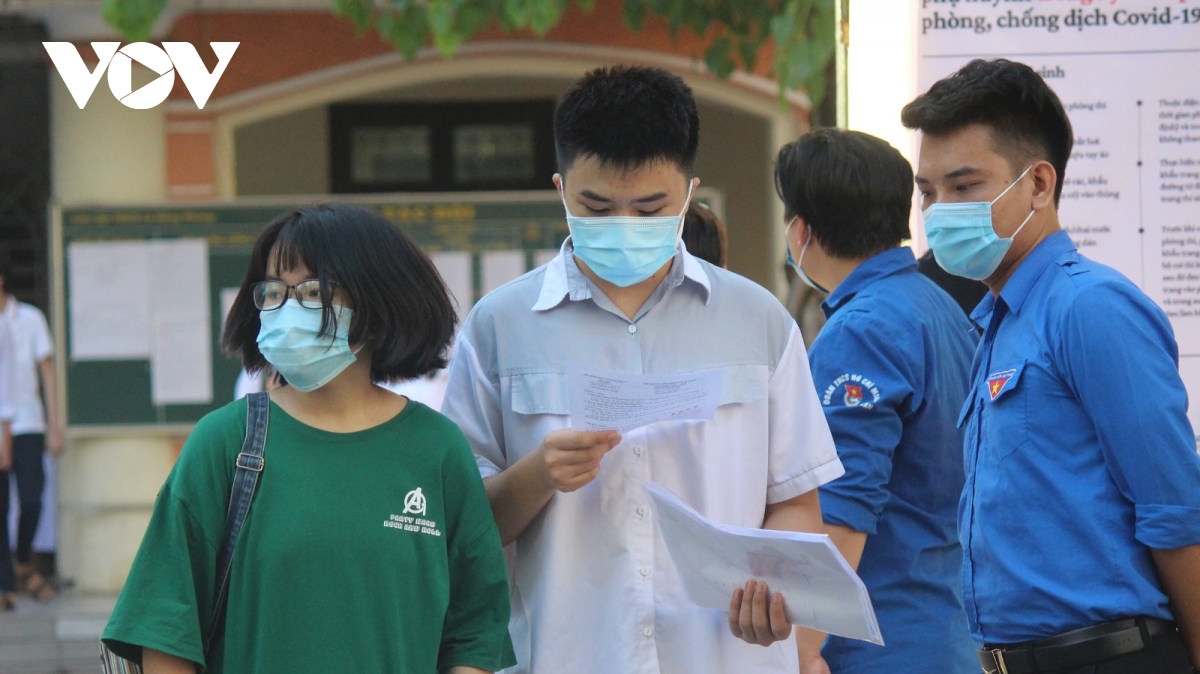 Nhiều sĩ tử thi vào trường chuyên ở Hà Nội tiếc nuối vì không hoàn thành bài thi